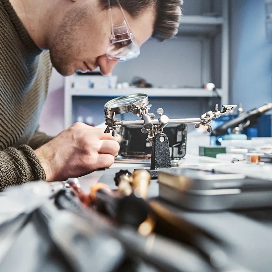 Ingeniero de aertec trabajando en sistemas de Avion